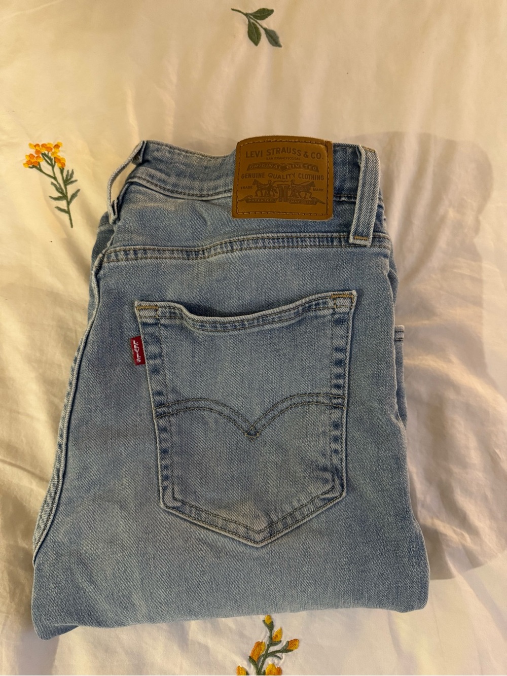 Levi’s 725 boot cut jean in original light blue wash. Size: 29/34 - Picture 9 of 10